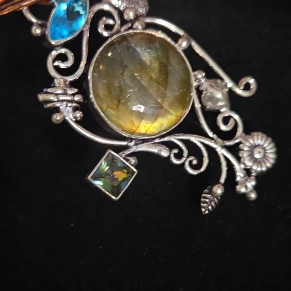 Elegant Silver Pendant with Blue and Green Accents - Picture 4 of 8